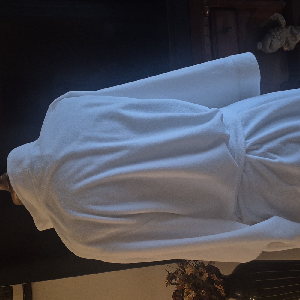 White Plush Bathrobe - Picture 4 of 8